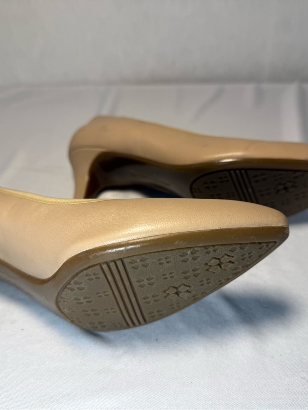 Naturalizer N5 Comfort Beige Leather Pointed-Toe Pumps - Picture 6 of 7